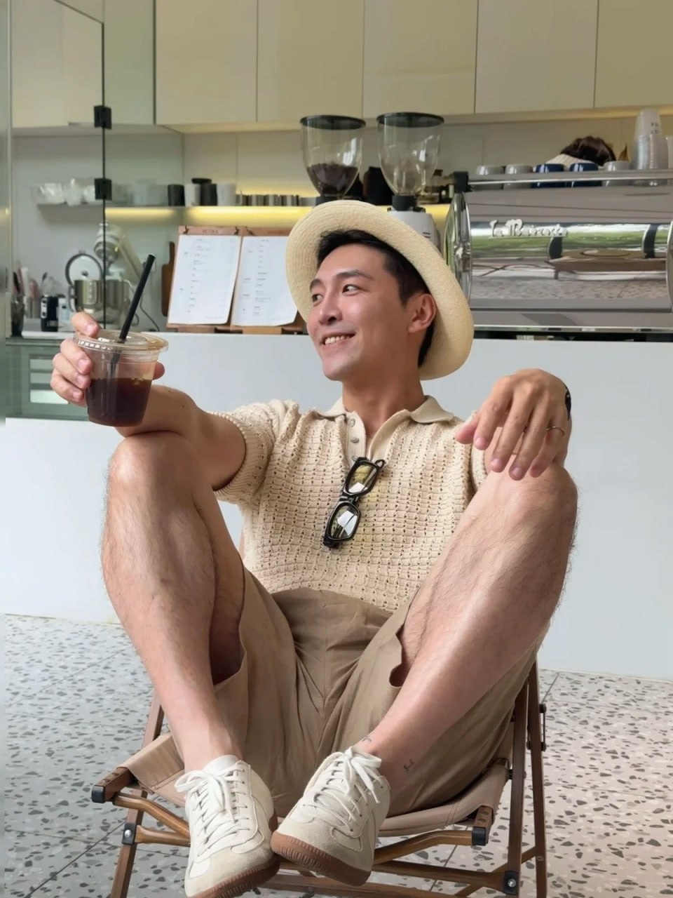 元軒週末在咖啡店休息